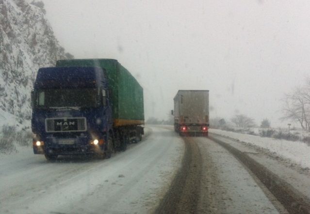 Μπλακ άουτ και σφοδρή χιονόπτωση στην εθνική οδό