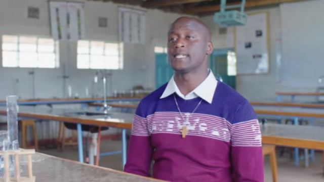 Ο Κενυάτης καθηγητής - πρότυπο: Δίνει το 80% του μισθού του στους φτωχούς μαθητές του (vids)