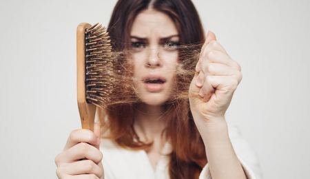 Πώς να καθαρίσετε σωστά τις βούρτσες των μαλλιών σας
