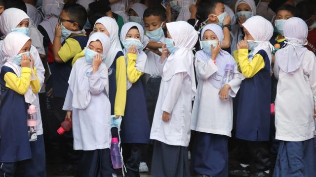 Εκλεισαν σχολεία σε Ινδονησία λόγω ατμοσφαιρικής ρύπανσης από τις φωτιές