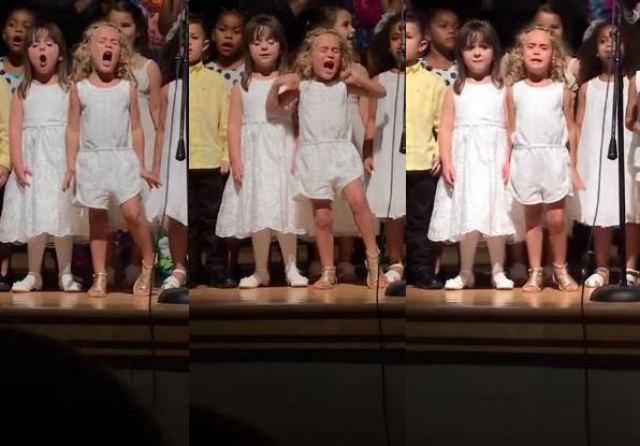 Παιδιά τραγουδούν σε σχολική γιορτή – Το ξανθό κορίτσι τού δίνει και καταλαβαίνει!