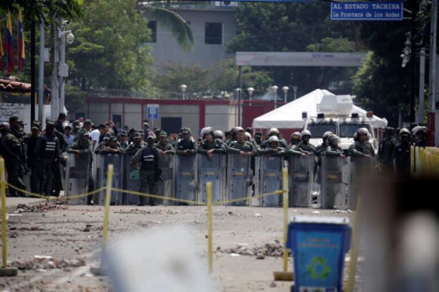 Βενεζουέλα: 100 μέλη των Ενόπλων Δυνάμεων έχουν αυτομολήσει στην Κολομβία