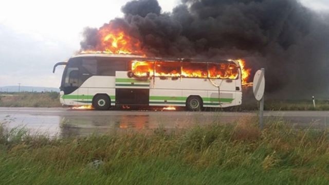 Έβρος: Κεραυνός χτύπησε λεωφορείο γεμάτο επιβάτες! Σοκαριστικές εικόνες [pics, vid]