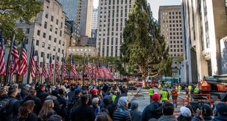 Το πιο εντυπωσιακό χριστουγεννιάτικο δέντρο του κόσμου μεταφέρθηκε με κάθε… επισημότητα στο Ροκφέλερ της Νέας Υόρκης