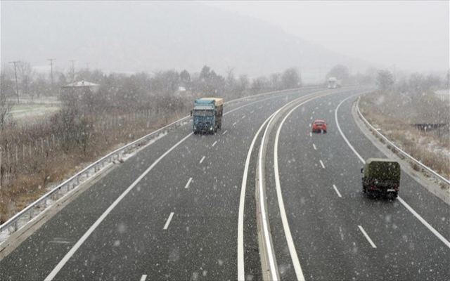 Χιονίζει στην εθνική οδό - Απαγορευτικό για φορτηγά - Χωρίς προβλήματα η κυκλοφορία