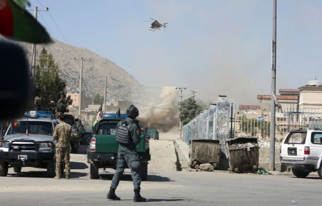 Επίθεση βομβιστή-καμικάζι και ενόπλων στο Αφγανιστάν