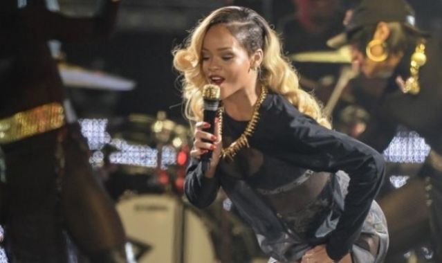 Σε κίνδυνο η Rihanna - Stalker έβγαλε selfie έξω από το σπίτι της και απείλησε να την σκοτώσει