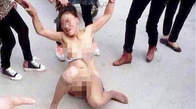 Απίστευτες εικόνες: Απατημένη σύζυγος έγδυσε και ξυλοκόπησε την ερωμένη του άνδρα της στη μέση του δρόμου!
