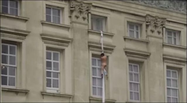 Γυμνός άντρας το σκάει από παράθυρο του Μπάκιγχαμ - ΒΙΝΤΕΟ