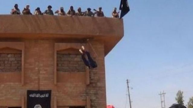 ISIS: Πετούν ομοφυλόφιλο άντρα από ταράτσα κτιρίου