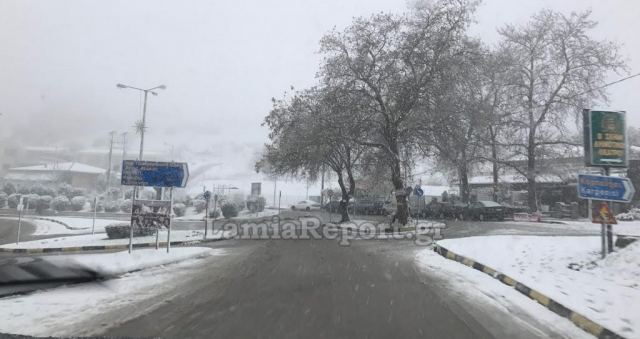 Χιονίζει στη Λαμία - Που χρειάζονται αλυσίδες