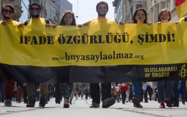 Στη φυλακή ο πρόεδρος του τουρκικού τμήματος της Διεθνούς Αμνηστίας