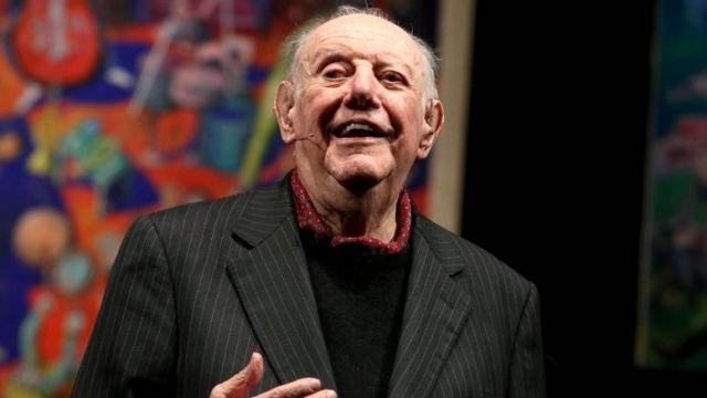 «Eφυγε» ο νομπελίστας συγγραφέας Ντάριο Φο σε ηλικία 90 ετών