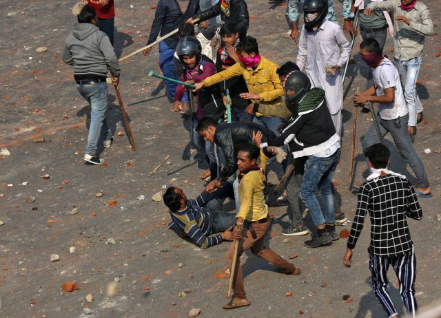 Ινδία: Τους 20 έφτασαν οι νεκροί στα βίαια επεισόδια στο Νέο Δελχί