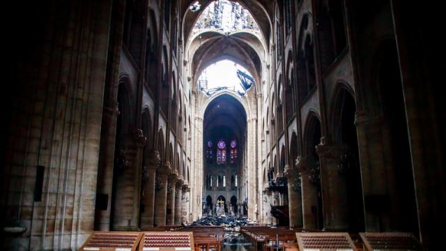 Νέες εικόνες της καταστροφής μέσα και έξω από τη Notre Dame