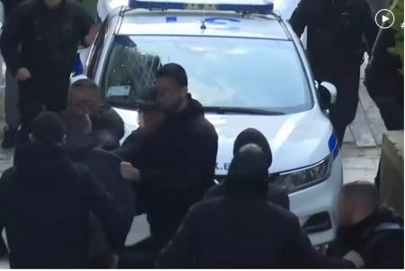 Επεισόδια στα Ιωάννινα κατά την προσαγωγή των συλληφθέντων για τη συμπλοκή οπαδών - «Δολοφόνοι! Δεν θα ξεχαστεί»