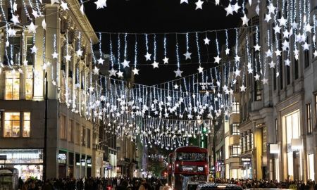 Ξεκίνησαν επίσημα τα Χριστούγεννα στο Λονδίνο - Άναψαν τα λαμπιόνια στην Oxford Street