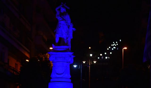 Ο Δήμος Λαμιέων φώτισε «μπλε» τον Ανδριάντα του Αθανασίου Διάκου για την Παγκόσμια Ημέρα Ευχής