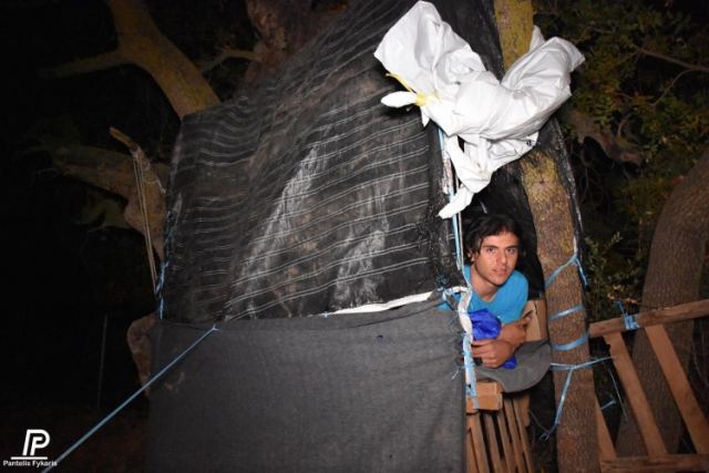 Χίος: Σκαρφάλωσαν στα δέντρα να αποφύγουν την βροχή – 400 άνθρωποι αβοήθητοι