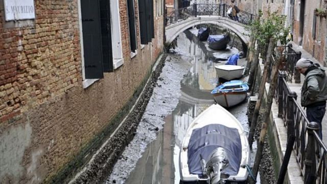 Στέγνωσαν τα κανάλια της Βενετίας από το «σούπερ μπλε ματωμένο» φεγγάρι - Συγκλονιστικές ΦΩΤΟ