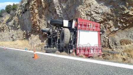 Ανατροπή πυροσβεστικού οχήματος με δύο τραυματίες (ΦΩΤΟ)