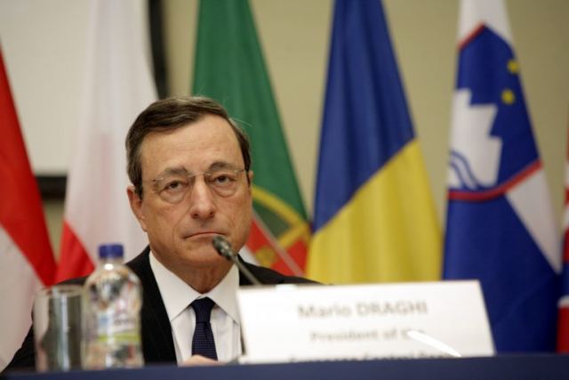 Ντράγκι: Θα χαλαρώσει την πολιτική της η ΕΚΤ, αν δεν αυξηθεί ο πληθωρισμός