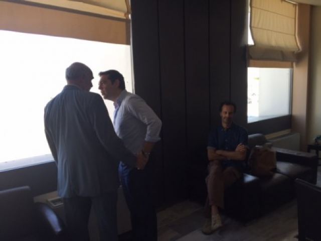 Όταν ο Τσίπρας συνάντησε τον Μεΐμαράκη στο αεροδρόμιο Ηρακλείου ΦΩΤΟ