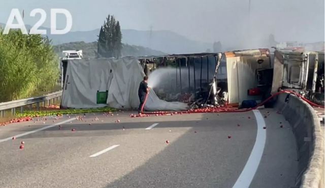 Ιονία Οδός: Φορτηγό τυλίχθηκε στις φλόγες και έκλεισε ο δρόμος