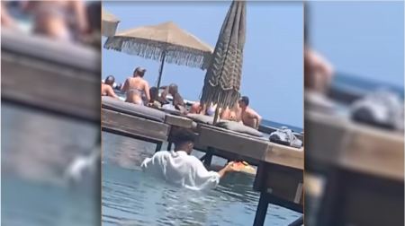 Οργή στη Ρόδο: Σερβιτόρος σε beach bar παραδίδει παραγγελία σχεδόν... κολυμπώντας! - Δείτε βίντεο