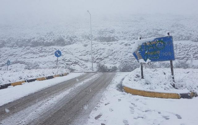 Χιονίζει στη Λαμία - Επιμένει ο χιονιάς στη Φθιώτιδα