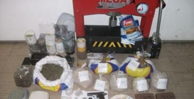 Έφοδος της αστυνομίας σε &quot;διαμέρισμα-εργαστήριο&quot; ηρωίνης - Κατασχέθηκαν 3,5 κιλά καθαρής ηρωίνης και άλλα ναρκωτικά