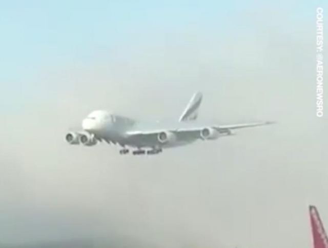 Η στιγμή που ένα A-380 βγαίνει από τα σύννεφα! [video]