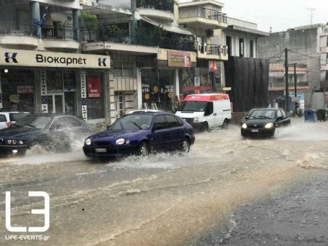 Πνίγεται η Θεσσαλονίκη! Βούλιαξαν οι δρόμοι - Βροχή και αέρας δημιούργησαν σκηνικό καταστροφής [pics, vid]