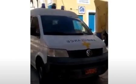 Σύμη: «Πολλές φορές εκτελώ χρέη οδηγού» - Τι λέει στο enikos.gr ο δήμαρχος για το μοναδικό ασθενοφόρο στο νησί
