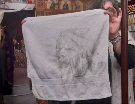 Ημαθία: Ουρές πιστών σε εκκλησία μετά τη μορφή που σχηματίστηκε σε αυτή την πετσέτα