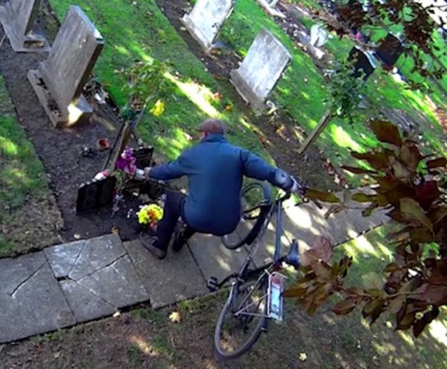 Αθεόφοβος! Ποδηλάτης μπαίνει σε νεκροταφείο και αρπάζει τα λουλούδια από τους τάφους! - Video