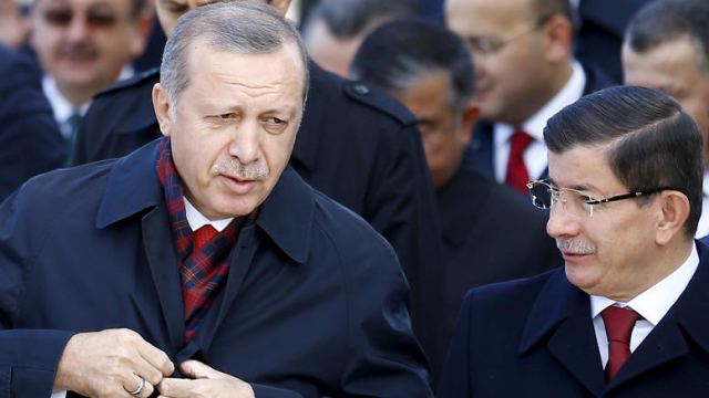 Οργιάζουν οι φήμες για παραίτηση Νταβούτογλου, σε κόντρα με τον Ερντογάν