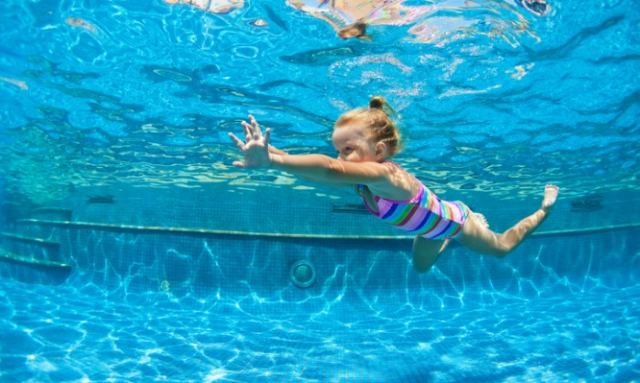 4χρονη παραλίγο να πεθάνει επειδή ήπιε νερό πισίνας [vid] – Τι είναι ο ξηρός πνιγμός