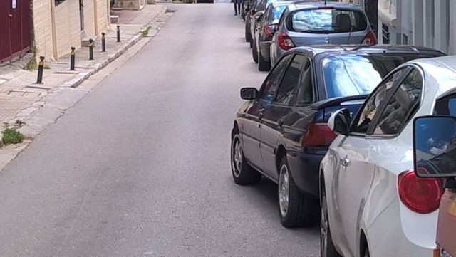Απίστευτο παρκάρισμα στην οδό Πατρόκλου στη Λαμία!