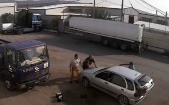 Βίντεο ντοκουμέντο: Ιδιοκτήτης εταιρείας ανεβαίνει στο καπό αυτοκινήτου για να μην το κλέψουν