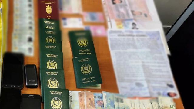 Δύο συλλήψεις αλλοδαπών για πλαστογράφηση εγγράφων μεταναστών