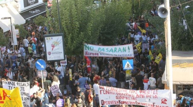 Σε κλοιό διαδηλωτών ο Κορυδαλλός για τη δίκη της Χρυσής Αυγής