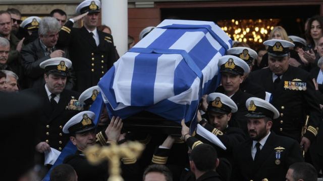 Θρήνος και τιμές στην κηδεία του αδικοχαμένου κυβερνήτη του μοιραίου ελικοπτέρου