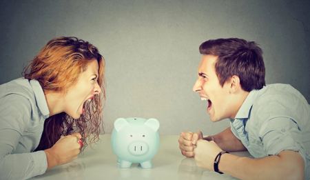 Το λάθος με τα χρήματα που κάνουν τα ζευγάρια και μπορεί να βλάψει τον γάμο τους