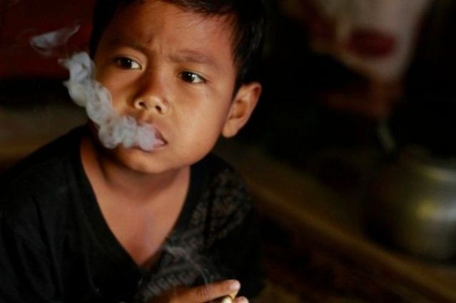 Ο 7χρονος θεριακλής που έμαθε να καπνίζει προτού μάθει να μιλά