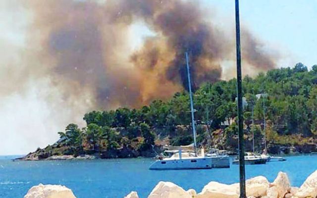 Συναγερμός στην πυροσβεστική, μεγάλες φωτιές σε Λέρο, Κέρκυρα και Μεγαλόπολη