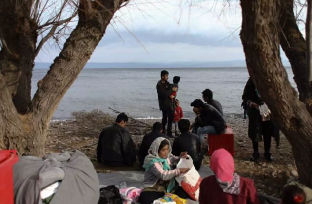 &quot;Κόντρα&quot; στον κορωνοϊό και τον καιρό: Δεκάδες μετανάστες αποβιβάστηκαν στις ακτές της Λέσβου