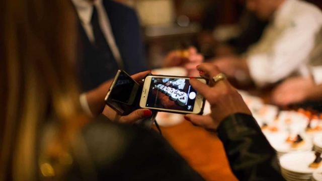Οι φίλοι από το Instagram... “πληρώνουν” τον λογαριασμό σε εστιατόριο - ΒΙΝΤΕΟ