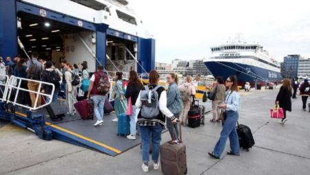 Πάσχα: Ποιοι δικαιούνται έκπτωση στις τιμές των ακτοπλοϊκών και αεροπορικών εισιτηρίων
