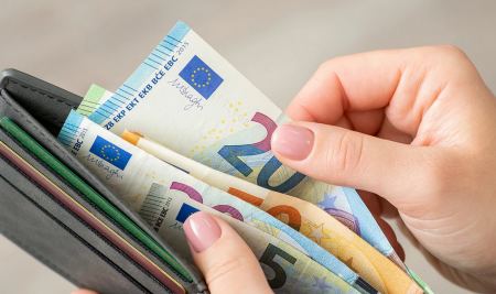 Ο κατώτατος μισθός κλειδώνει αύριο στο υπουργικό συμβούλιο στα 830 ευρώ